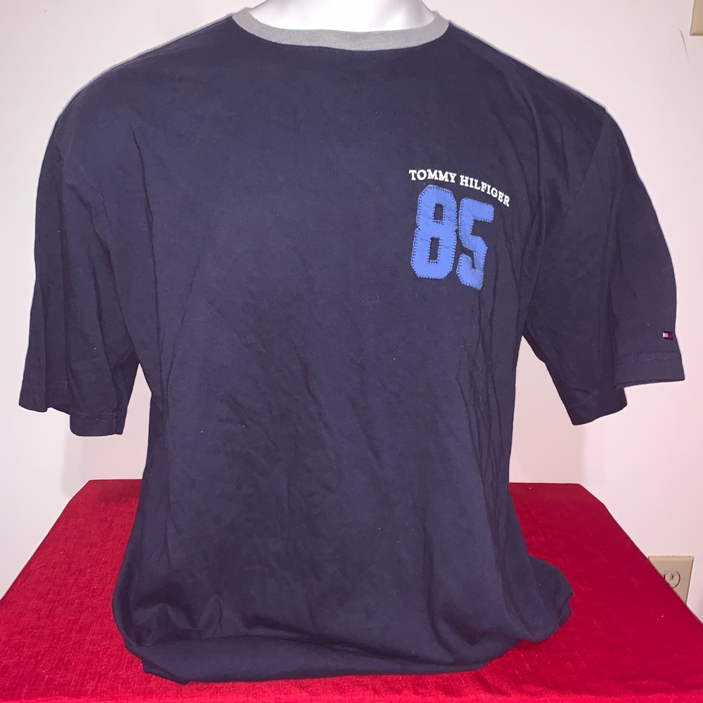Tommy Hilfiger Vintage Mens T-Shirt embroidered 85 Patch Graphic on back Large